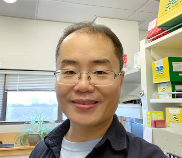 Liangcai Gu in a lab